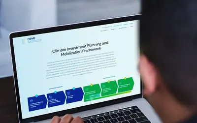 Person using the CIPMF online tool