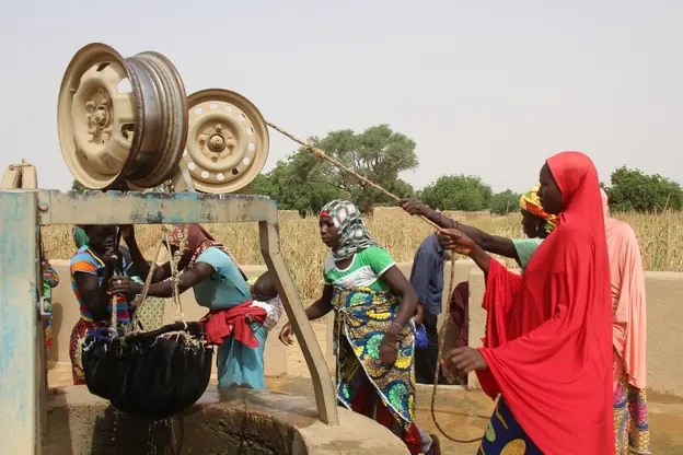 Local women around a well; Photo credit: Idrissa Moussa 